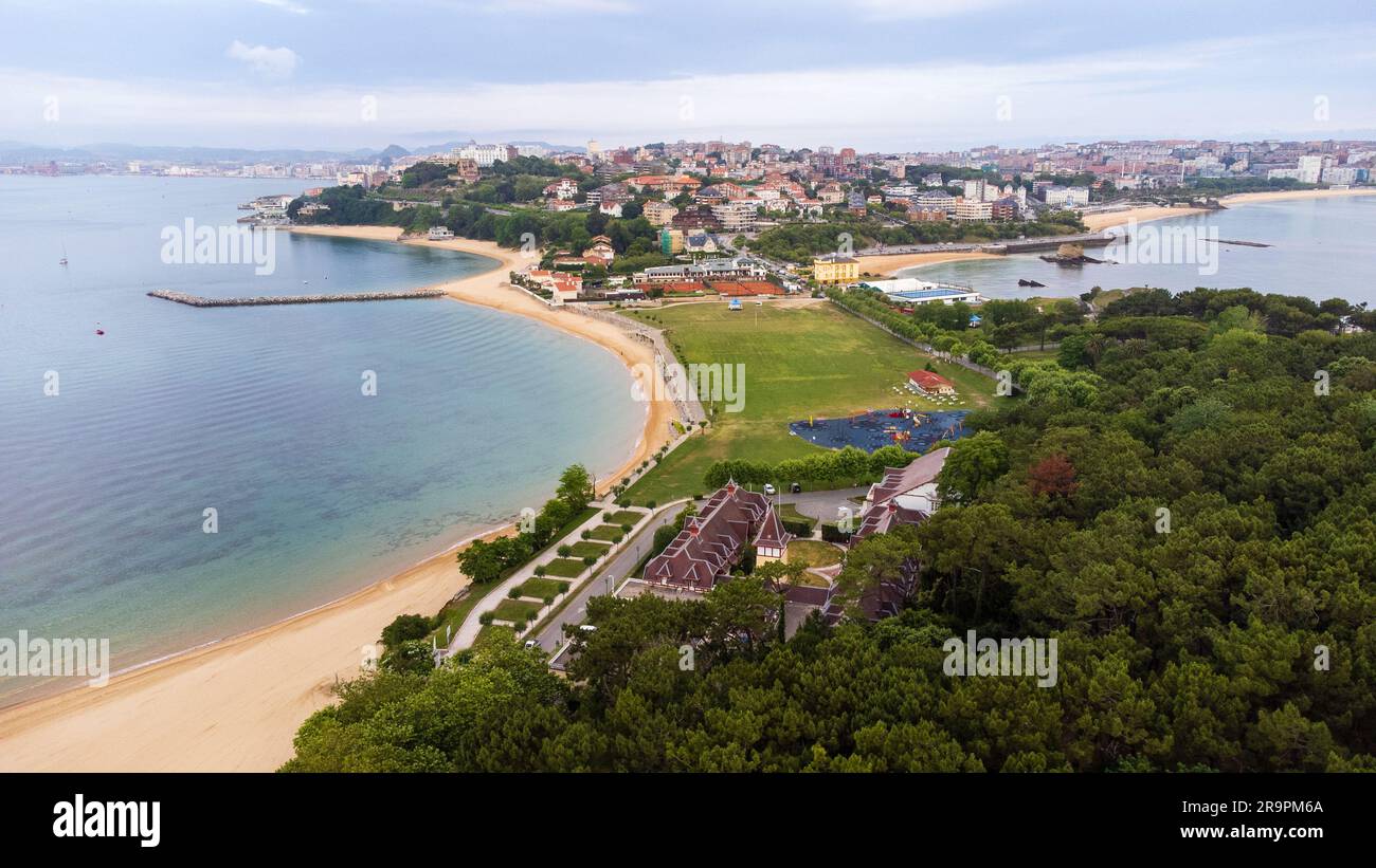 Park, meadow and beaches of Magdalena Peninsula surrounded by Cantabrian Sea, and Santander in the background. Santander, Cantabria, Spain. Stock Photo