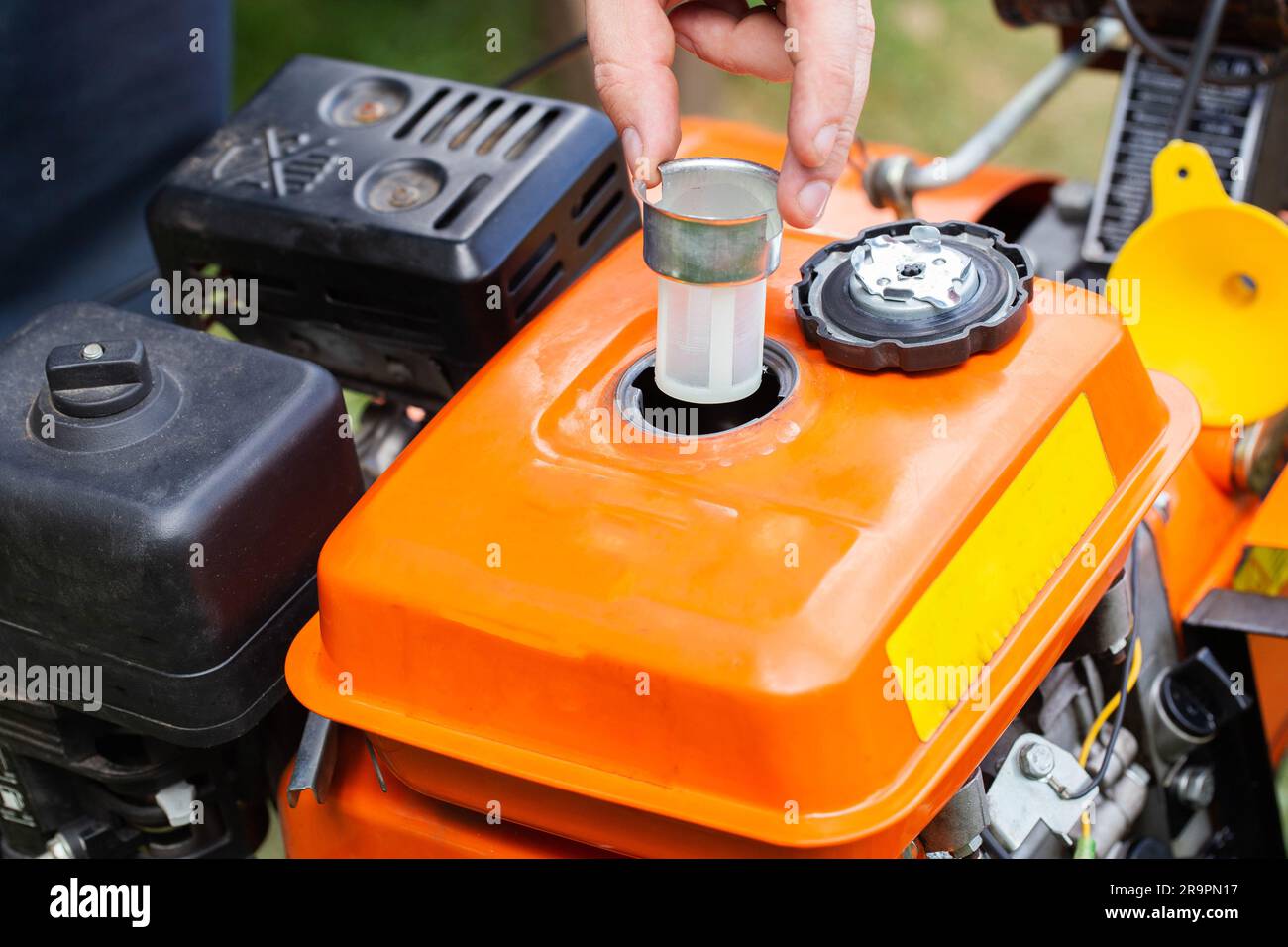 Replacing the fuel filter in the gas tank of the walkbehind tractor