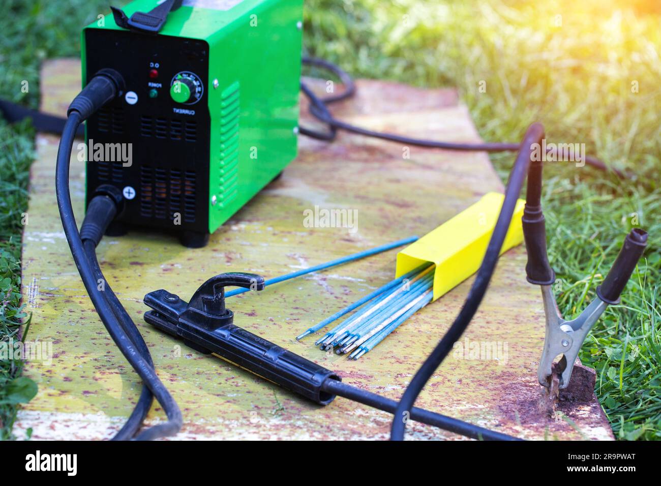 Manual welding machine and a set of electrodes for seam contact welding