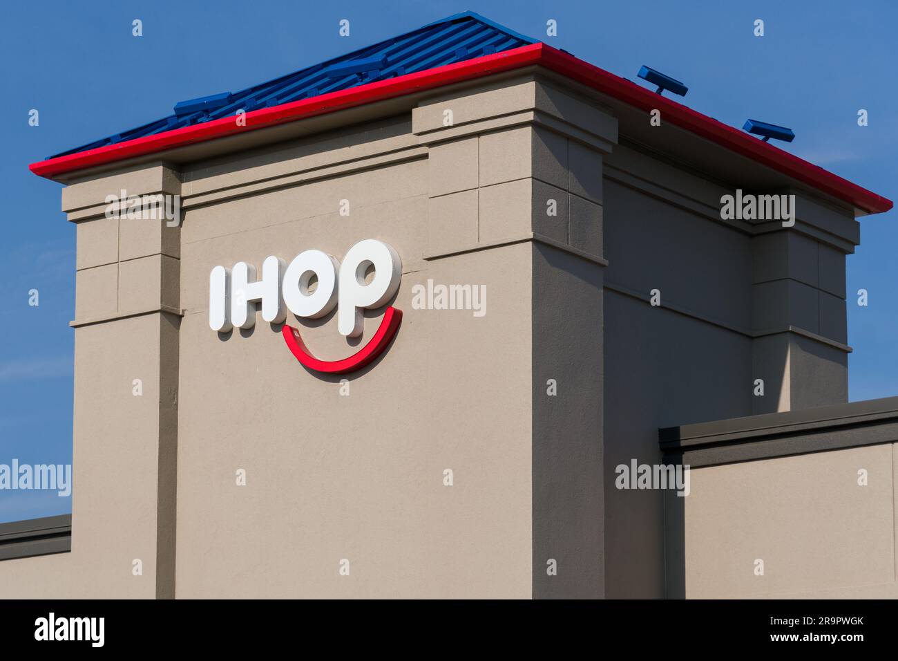 SIOUX FALLS, SD, USA - JUNE 22, 2023: IHOP restaurant exterior and trademark logo. Stock Photo