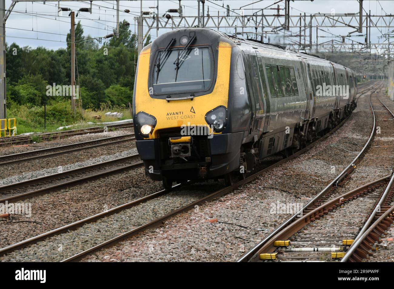 Avanti West Coast Super Voyager 221108 rushes through Rugeley Trent Valley with the 08:53 Holyhead to London Euston service on 28 June 2023 Stock Photo