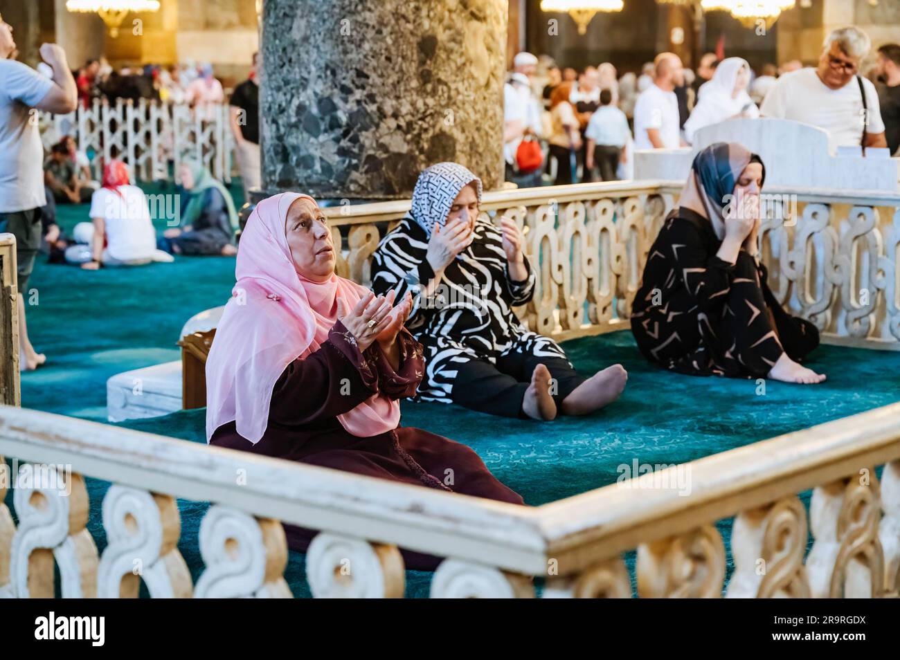 Turkey women praying mosque hi res stock photography and images Alamy