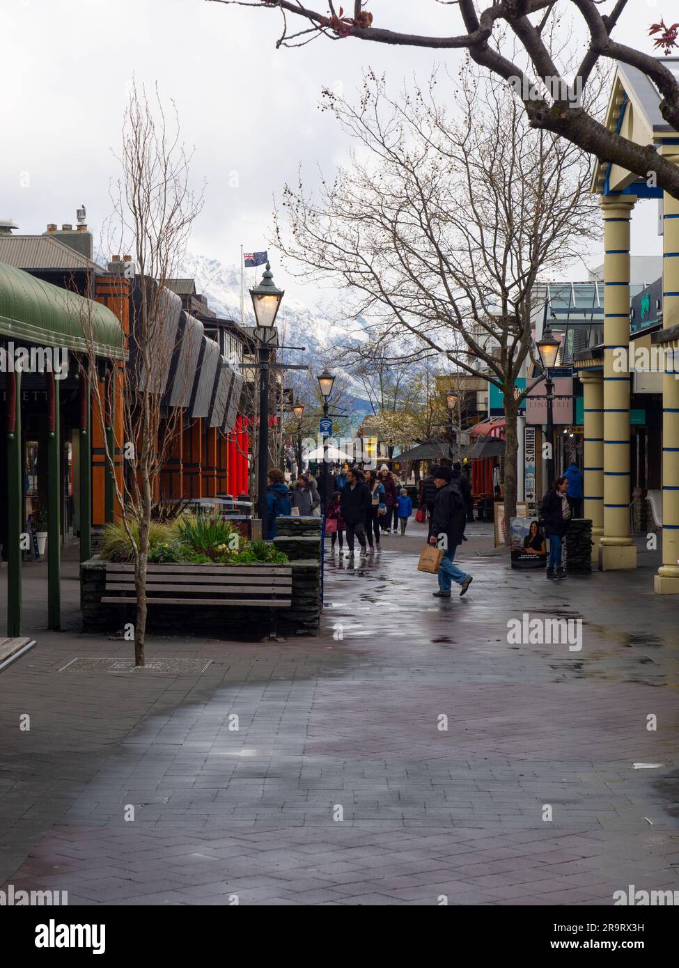 Outdoor Shopping Mall Street In Queenstown Stock Photo - Alamy