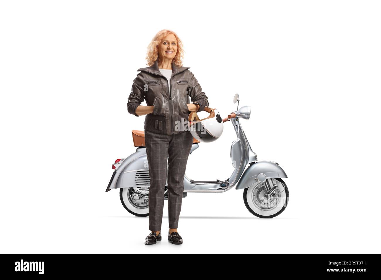 Razza mista donna nel casco scooter di guida Foto stock - Alamy