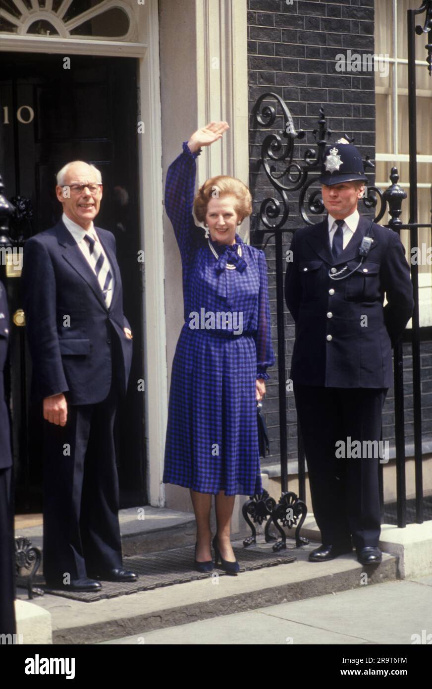Prime Minister Mrs Margaret Thatcher and husband Denis Thatcher on the steps of 10 Downing Street 1983 waving to the crowds of well wishers and press after her landslide victory in the General Election. This was the start of her second term in office. Westminster, London, England 10th June 1983. 1980s UK HOMER SYKES Stock Photo