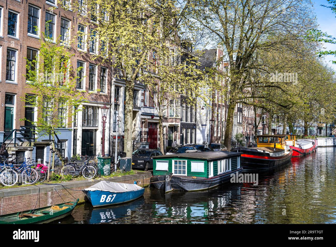 houseboats on the Kloveiniersburgwal canal in the Neiwmarkt area of Amsterdam Stock Photo