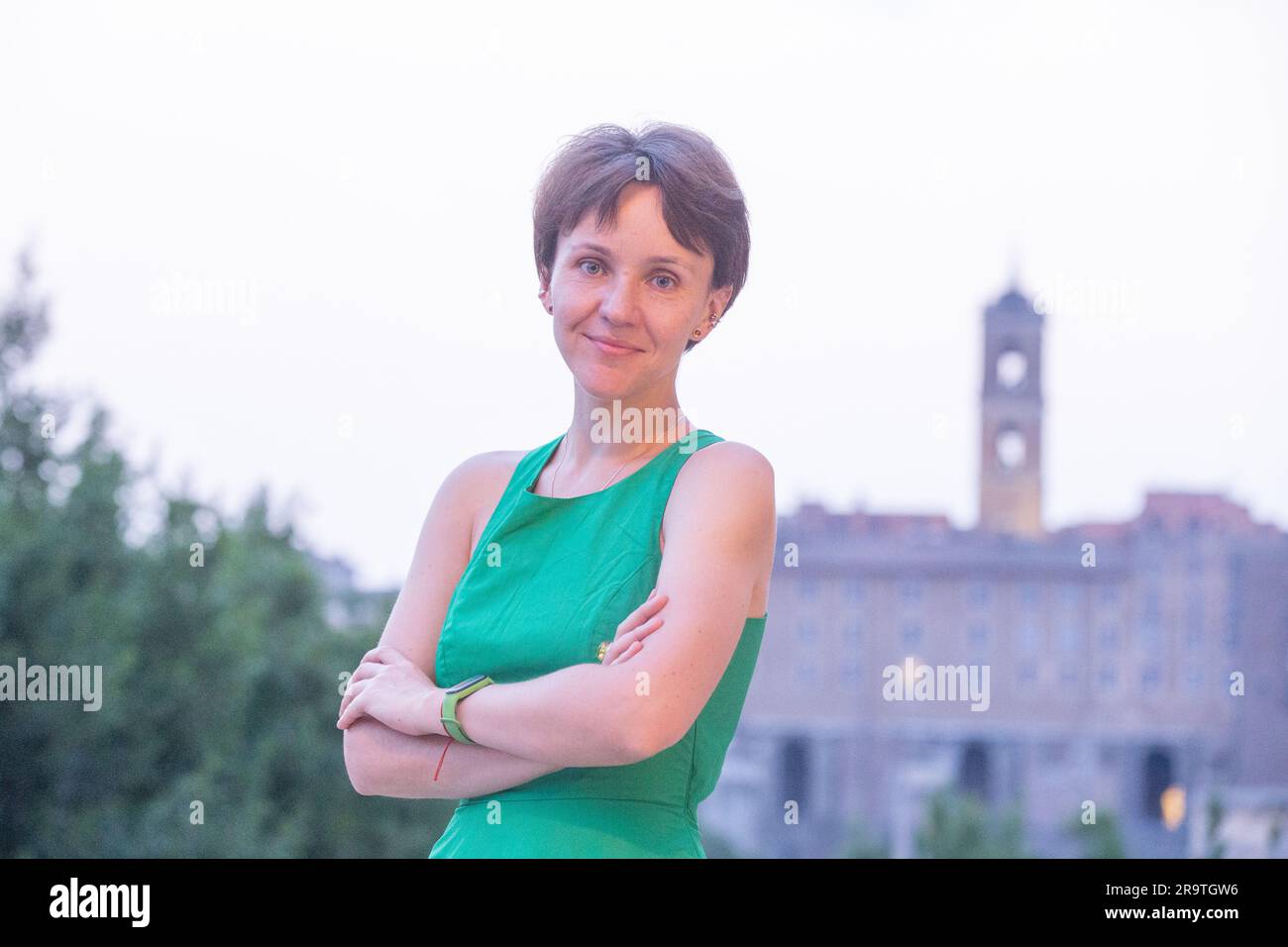 U moynali kiyimlardagi pornografik ayol.