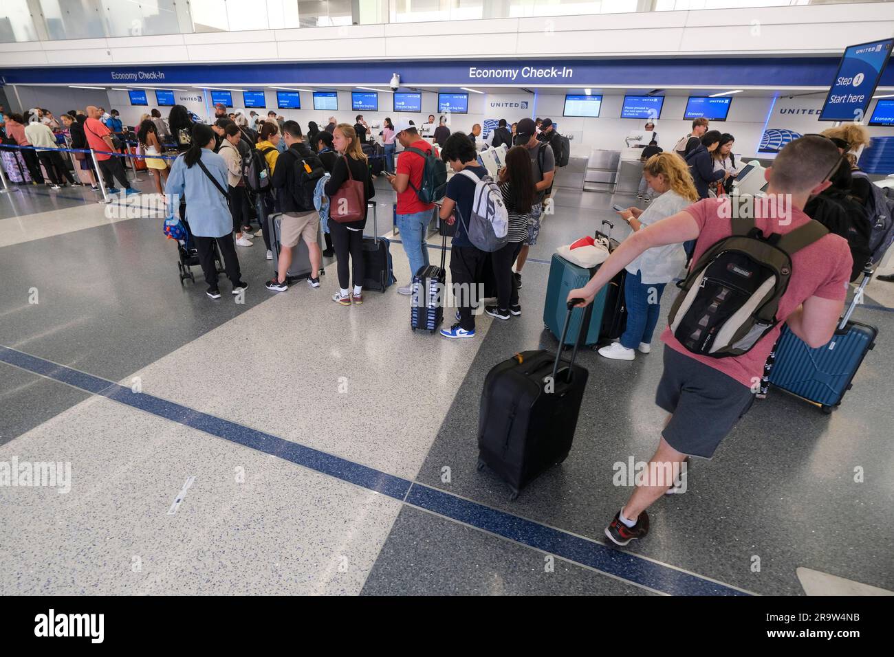 Los Angeles United States 28th June 2023 Holiday Travelers Wait A In Line To Check In At The Los Angeles International Airport In Los Angeles Credit Sopa Images Limitedalamy Live News 2R9W4NB 