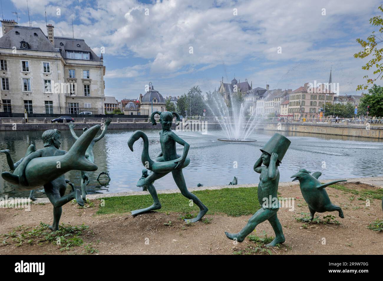 Bronze sculpture La Ribambelle Joyeuse by T. Franzten on the Canal du Trevois Troyes Aube France Stock Photo