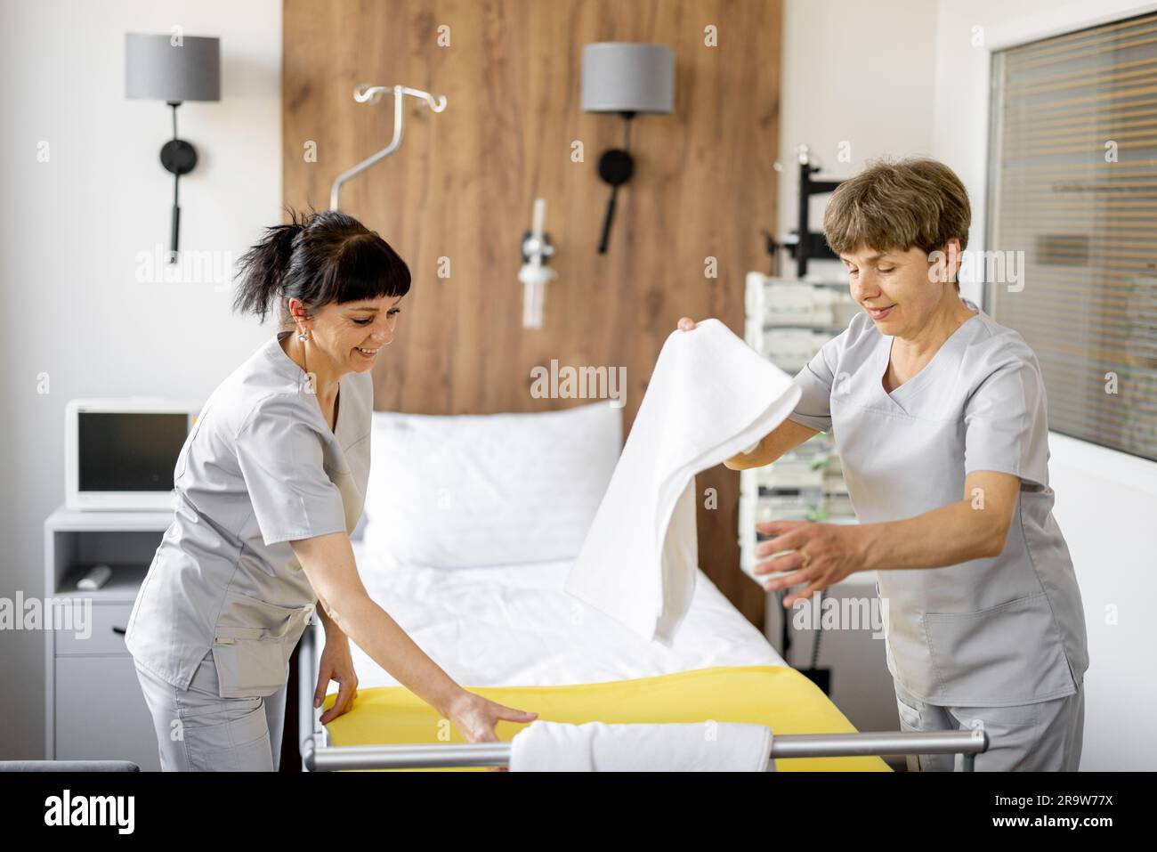 Ward Make Maids make the bed in medical ward Stock Photo - Alamy