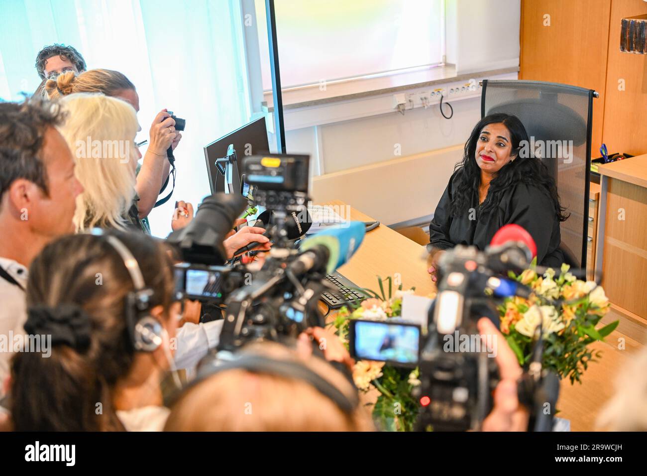 Oslo 20230628.Newly appointed minister Lubna Jaffery surrounded by photographers and reporters after the handover of keys in the Norwegian Ministry of Culture and Gender Equality. Photo: Martin Solhaug Standal / NTB Stock Photo