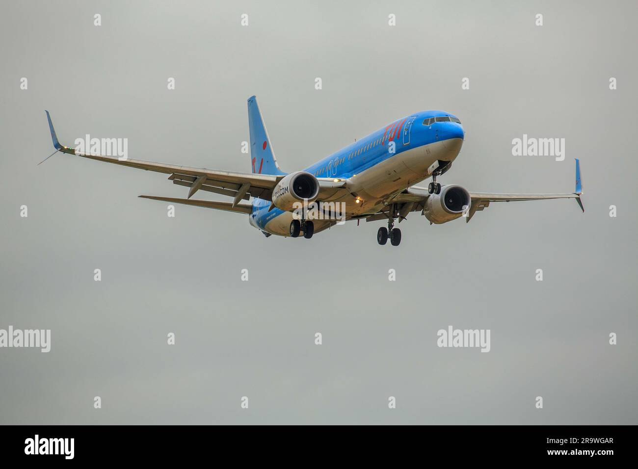 Tui Boeing 7378AS approaching East Midlands airport Stock Photo Alamy