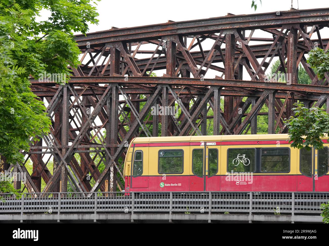 Berlin, Germany. 14th June, 2023. A suburban train of the line S 2 leaves the station Humboldthain in direction Blankenhain and passes the Liesen bridges. Credit: Soeren Stache/dpa/Alamy Live News Stock Photo