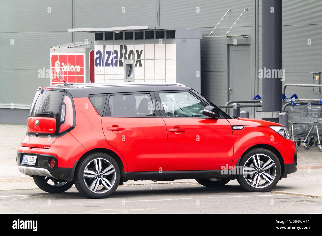 HAVIROV, CZECH REPUBLIC - MARCH 3, 2023: Kia Soul CRDi crossover car in front of AlzaBox and Zasilkovna delivery points receiving the parcels Stock Photo