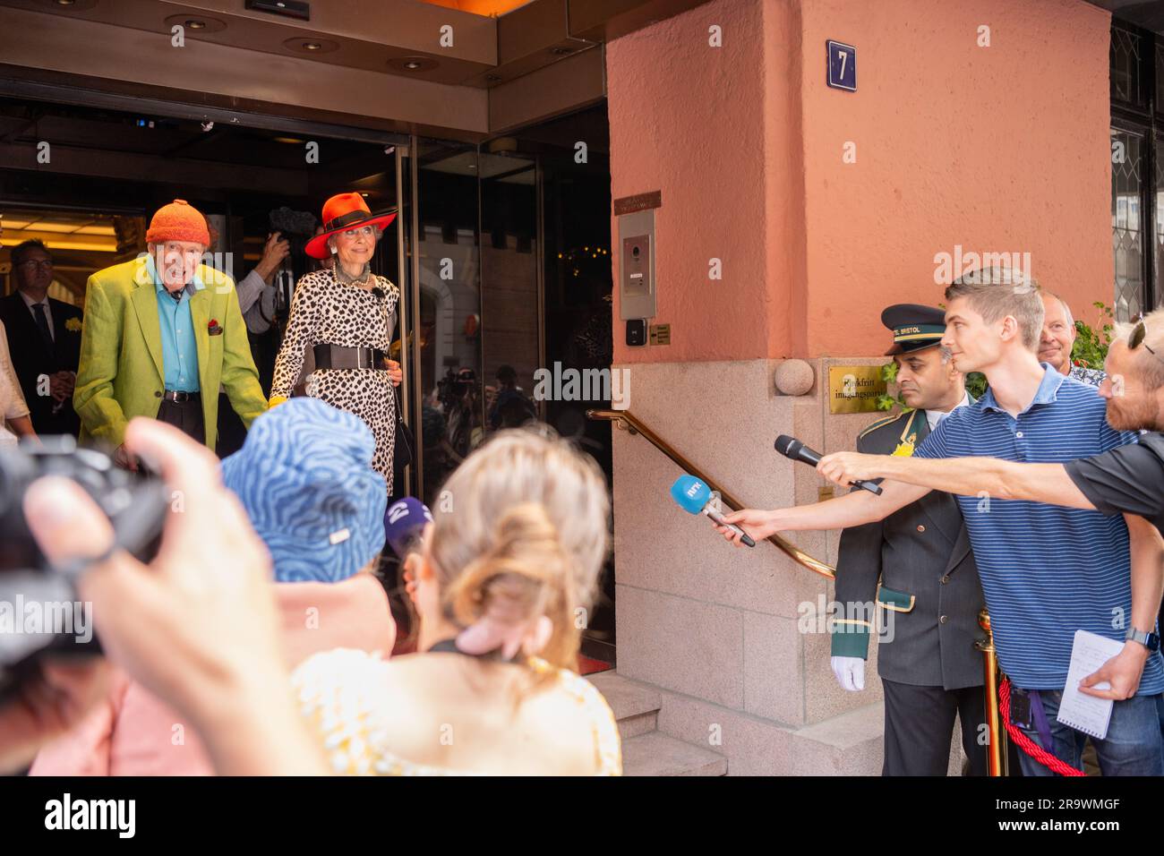 Oslo 20230629.100-year-old Olav Thon takes off his hat and greets those present outside the Hotel Bristol during the celebration of his birthday. Photo: Martin Solhaug Standal / NTB Stock Photo