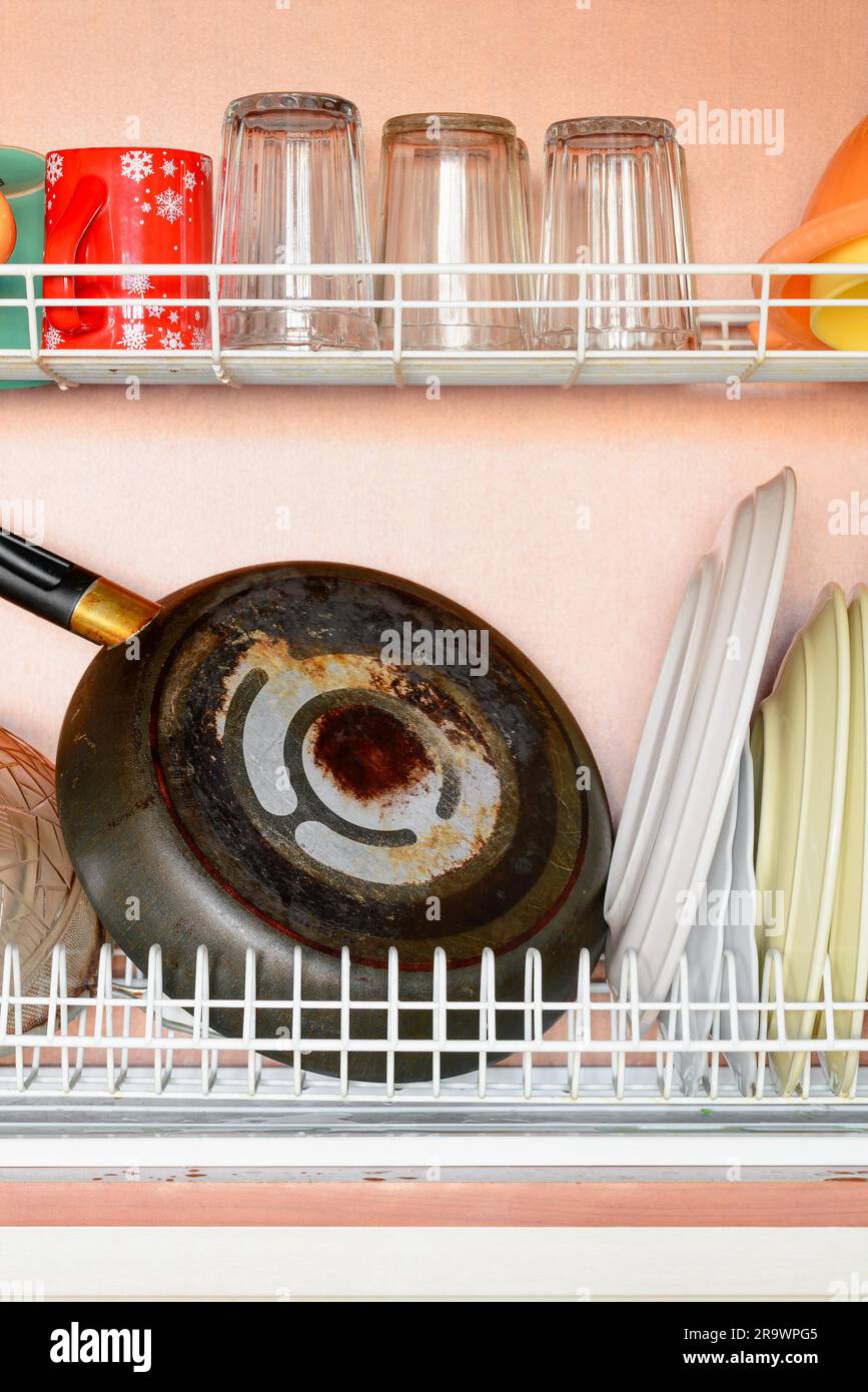 https://c8.alamy.com/comp/2R9WPG5/drying-dishes-pan-cups-and-glasses-in-the-dish-rack-2R9WPG5.jpg