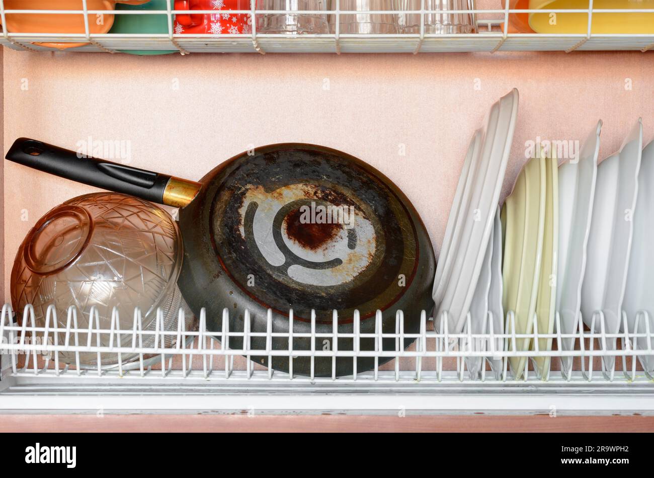 https://c8.alamy.com/comp/2R9WPH2/drying-dishes-pan-cups-and-glasses-in-the-dish-rack-2R9WPH2.jpg