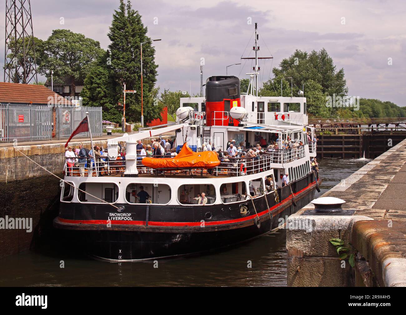 Mersey Ferry Snowdrop, going through Warrington eastwards at Latchford Locks, on the way to Salford Quays, NW England, UK WA4 1NN Stock Photo