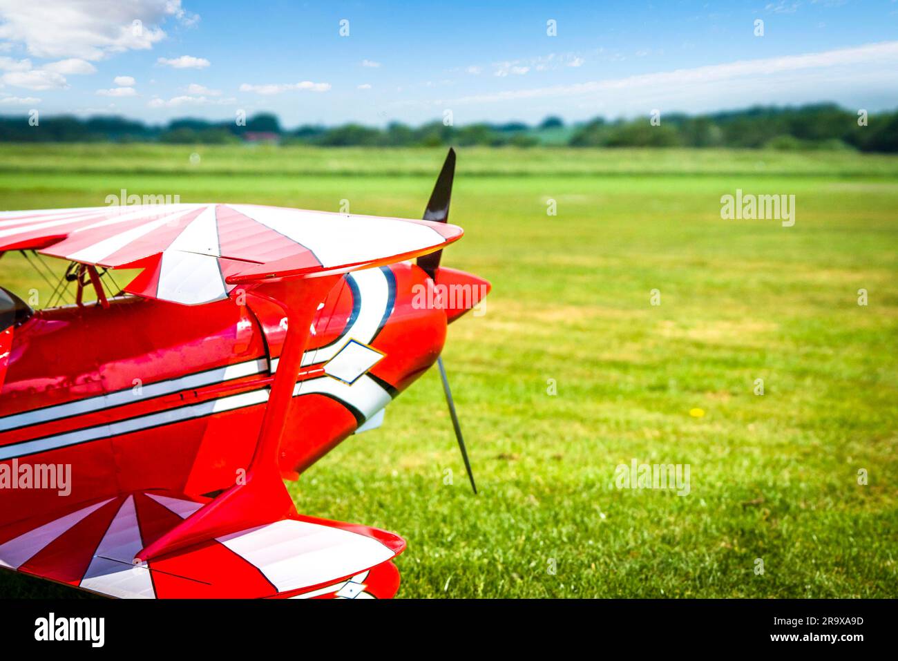 Retro airplane ready to take of on a green field in the summer Stock ...