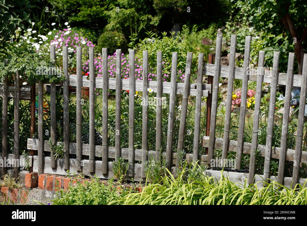 Wooden garden fence hi-res stock photography and images - Alamy