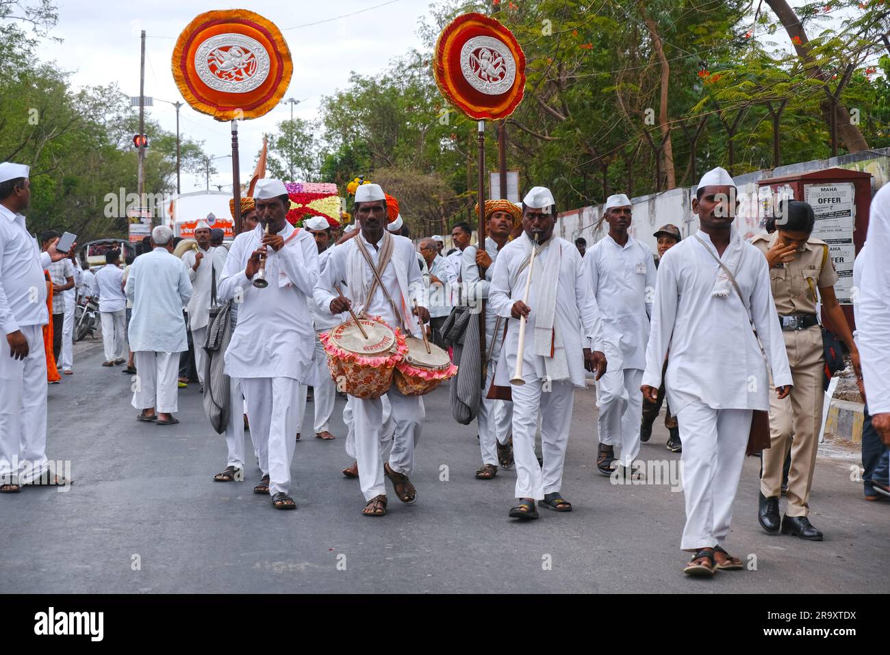 24 June 2024, Solapur, Maharashtra, India, Sant Gajanan Maharaj Palkhi from Shegaon to Pandharpur is about 750 kms, Procession of Varkari-Hindu Pilgri Stock Photo