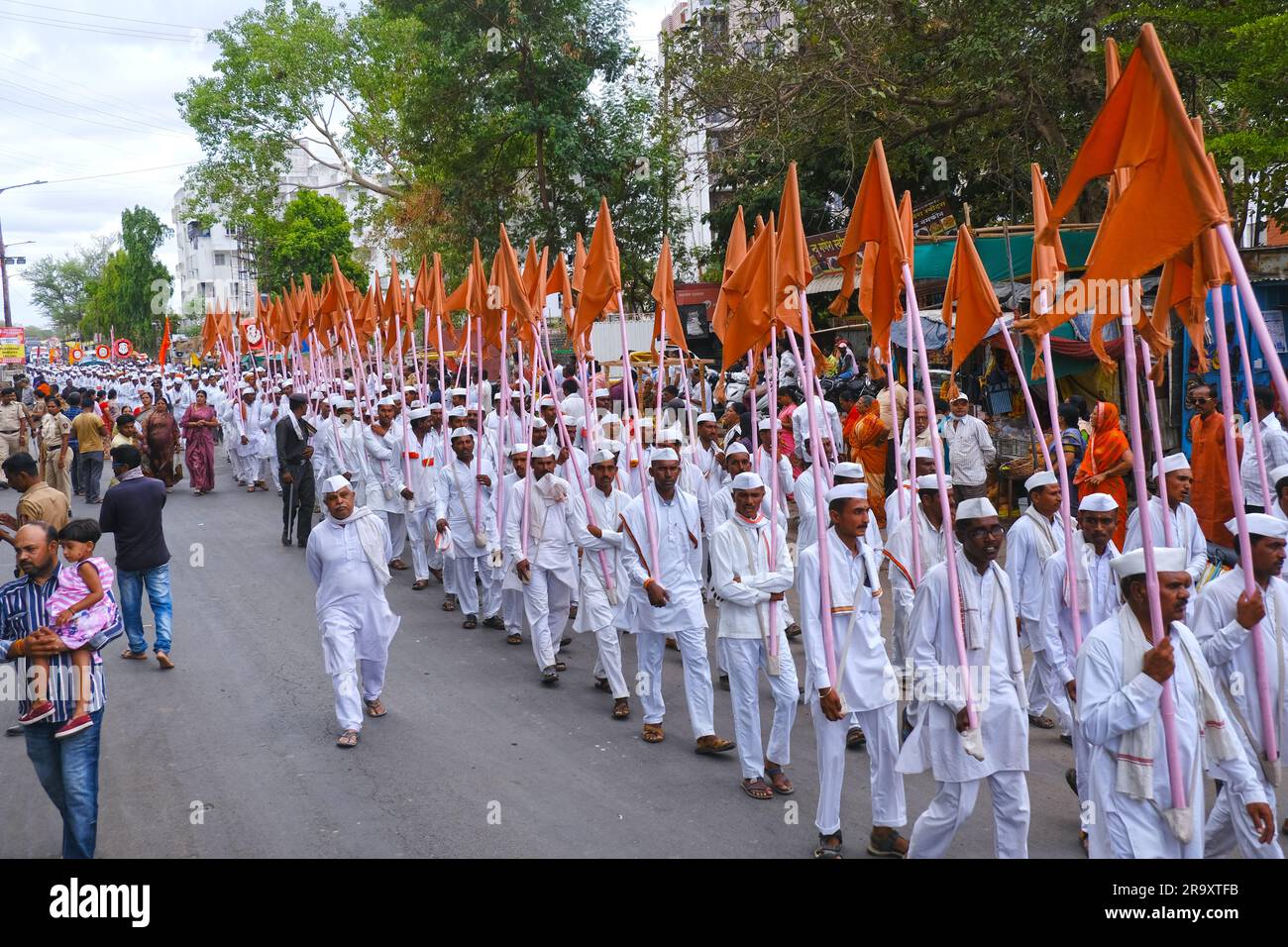 24 June 2024, Solapur, Maharashtra, India, Sant Gajanan Maharaj Palkhi from Shegaon to Pandharpur is about 750 kms, Procession of Varkari-Hindu Pilgri Stock Photo