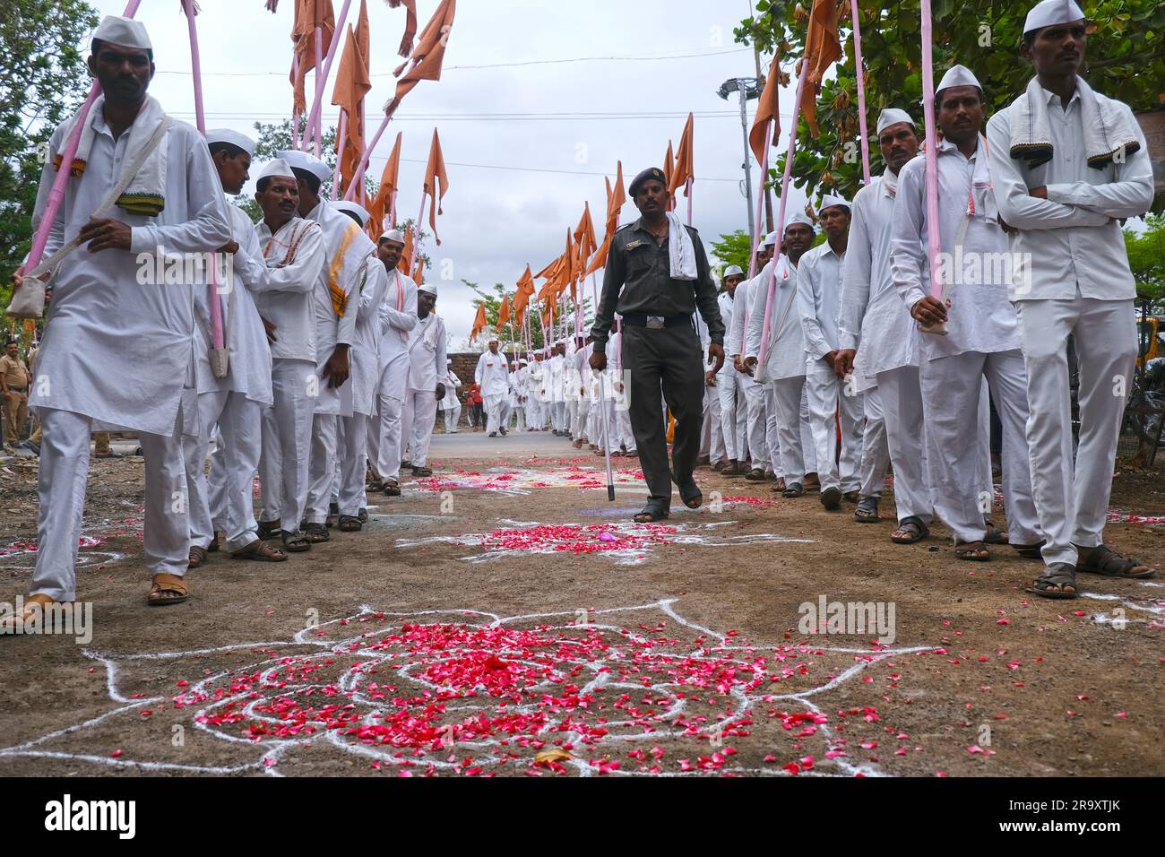 24 June 2024, Solapur, Maharashtra, India, Sant Gajanan Maharaj Palkhi from Shegaon to Pandharpur is about 750 kms, Procession of Varkari-Hindu Pilgri Stock Photo