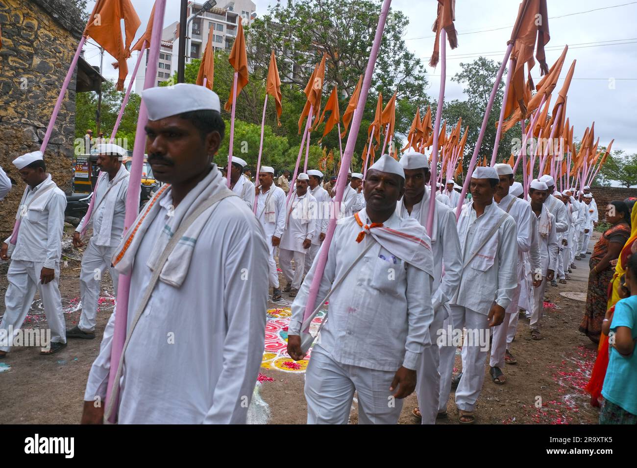 24 June 2024, Solapur, Maharashtra, India, Sant Gajanan Maharaj Palkhi from Shegaon to Pandharpur is about 750 kms, Procession of Varkari-Hindu Pilgri Stock Photo