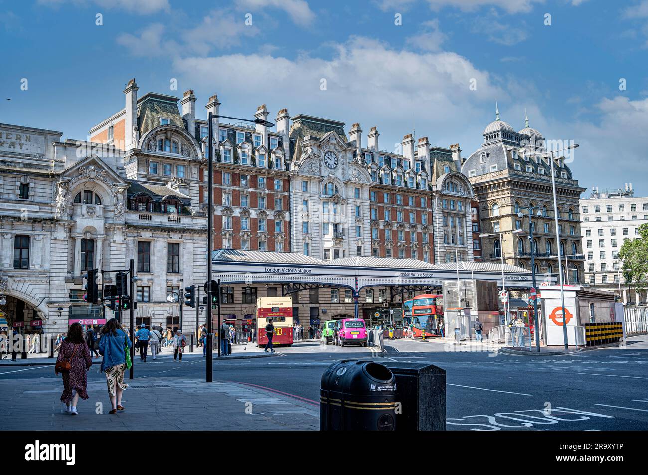 Victoria station in London Stock Photo Alamy