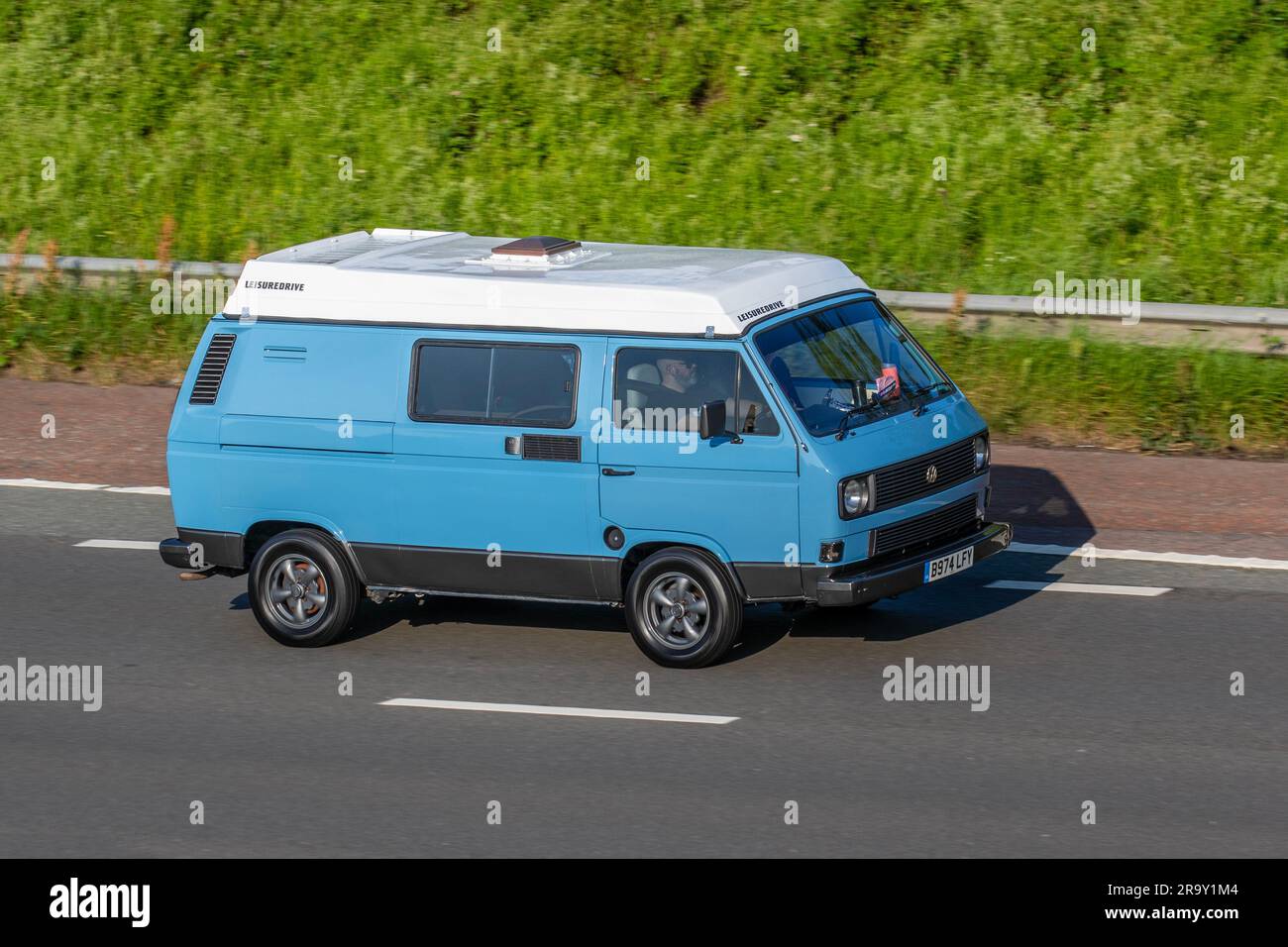 Ein luftgekühlter VW Bus T3 Westfalia Campingbus mit historischem