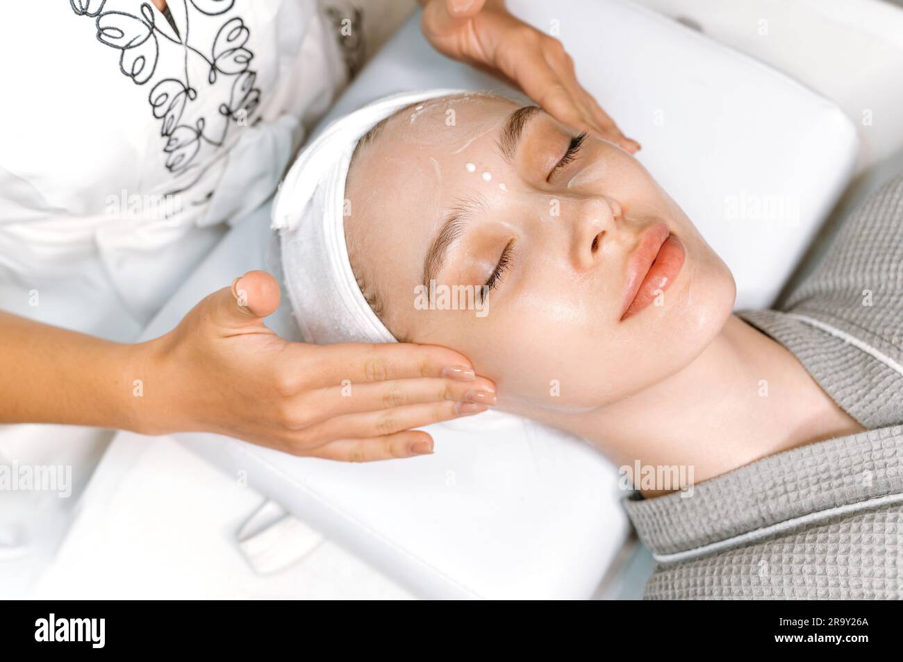 Beautician makes mask woman hi-res stock photography and images - Alamy
