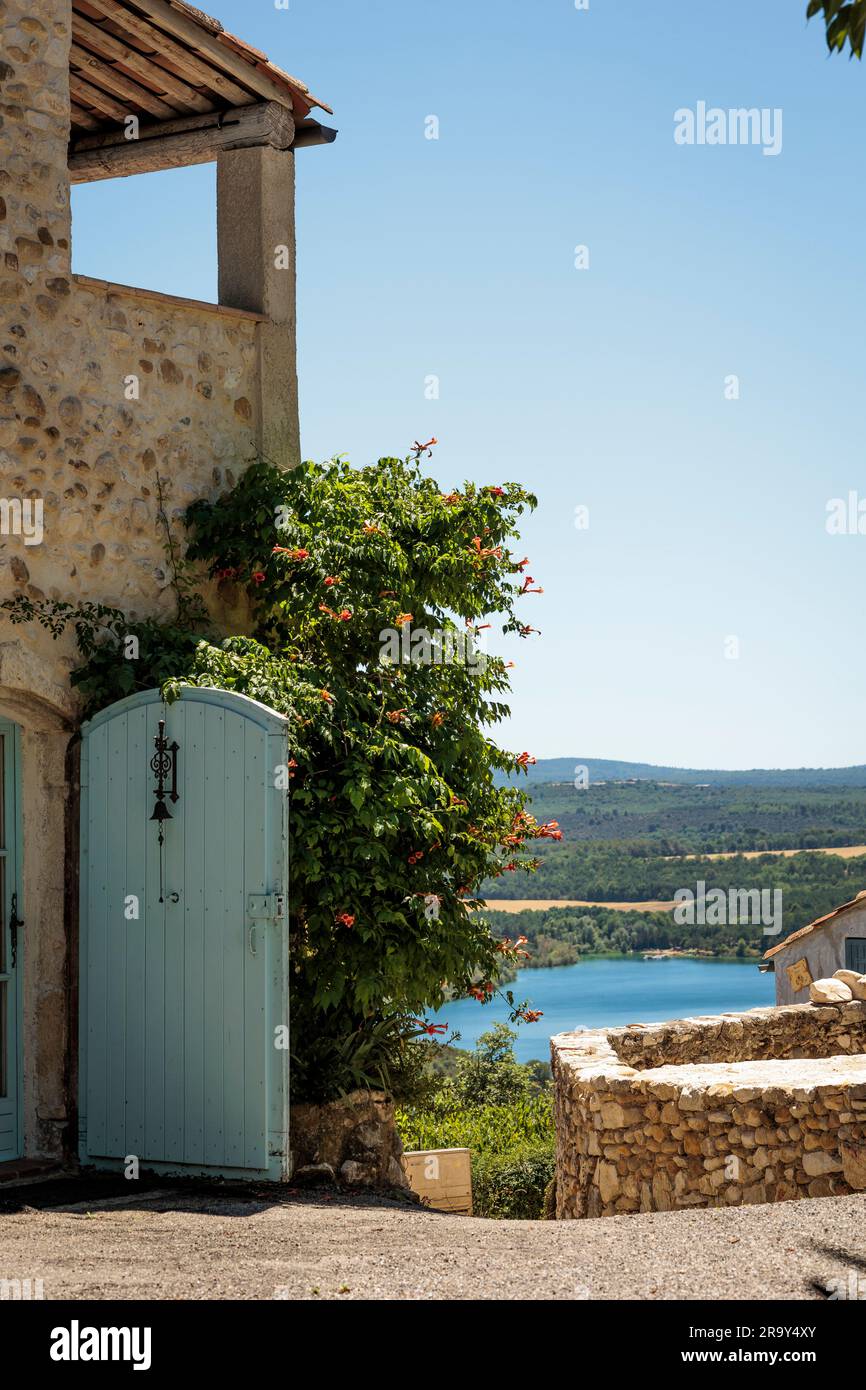 Pretty cottage ⁨in Montpezat⁩ Montagnac-Montpezat⁩ ⁨Parc Naturel Regional du Verdon⁩ Alpes-de-Haute-Provence Provence-Alpes-Cote d'Azur France Stock Photo