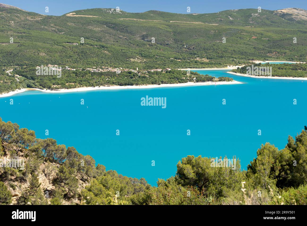 The view across the Verdon ⁨⁨Lake of Sainte-Croix ⁨Baudinard-sur-Verdon⁩ ⁨Var Alpes-de-Haute-Provence Provence-Alpes-Cote d'Azur France Stock Photo