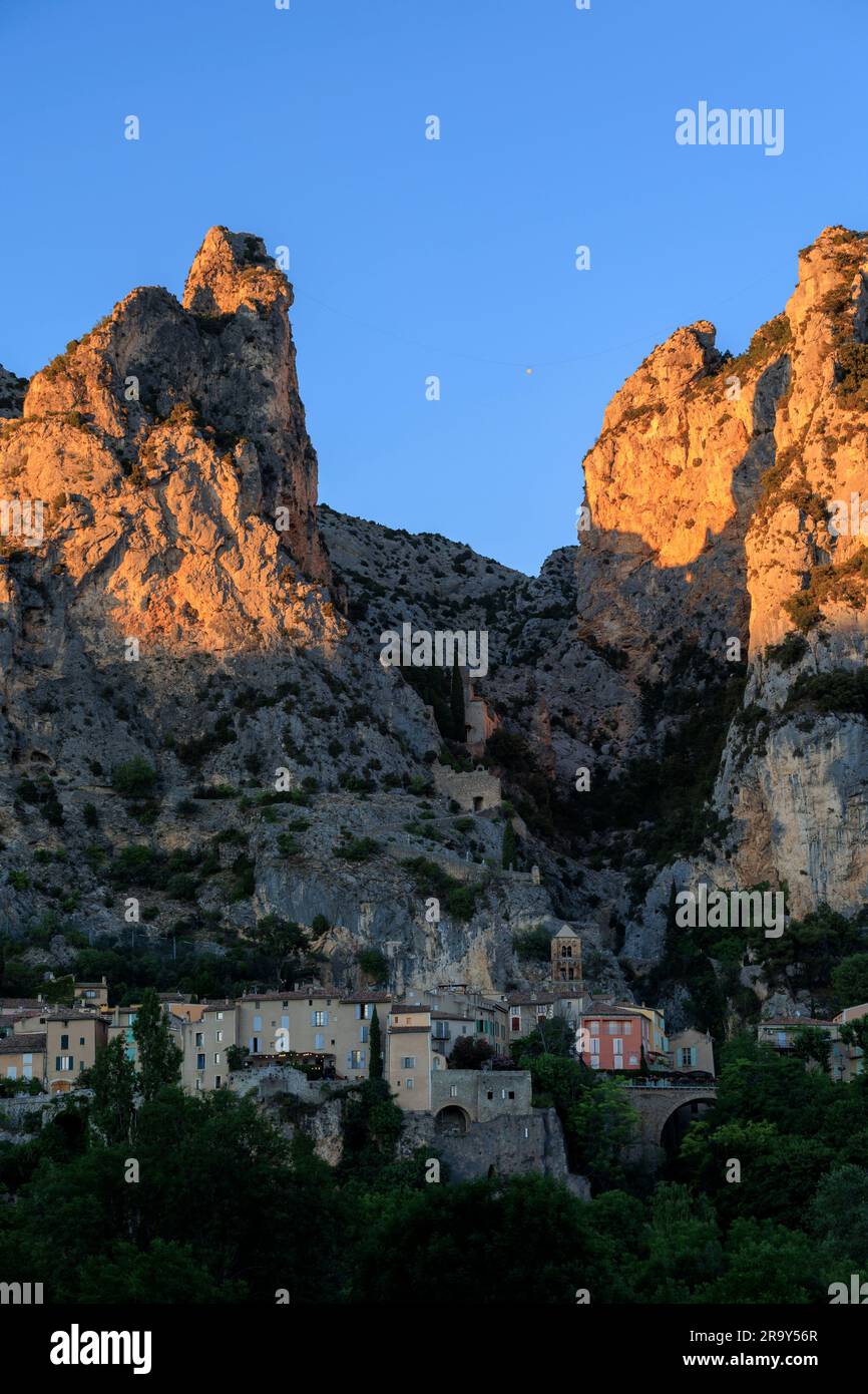 Early evening view of Moustiers-Sainte-Marie Riez Digne-les-Bains Alpes-de-Haute-Provence Provence-Alpes-Cote d’Azur France Stock Photo