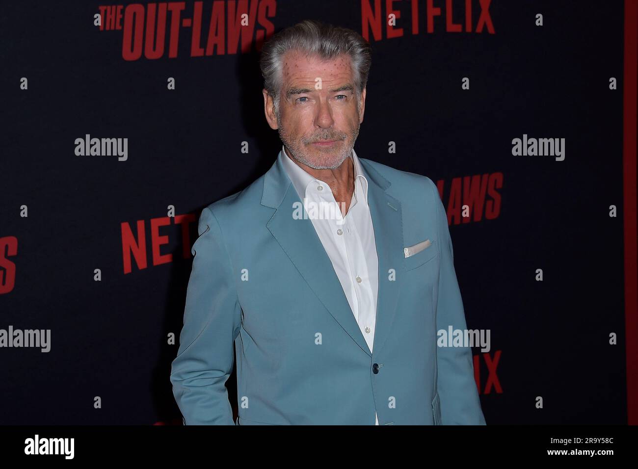 Pierce Brosnan bei der Premiere des Netflix -Films 'The Out-Laws' im