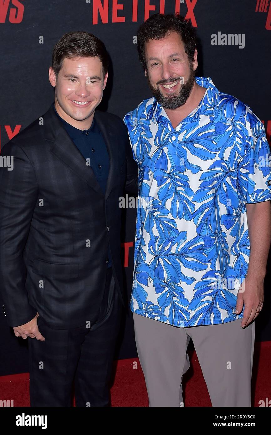 Adam Devine Und Adam Sandler Bei Der Premiere Des Netflix Films The