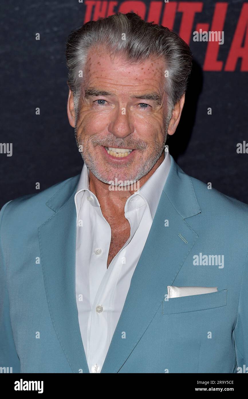 Pierce Brosnan bei der Premiere des Netflix -Films 'The Out-Laws' im