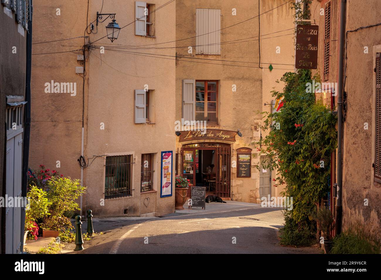 Street Scene Moustiers-Sainte-Marie Riez Digne-les-Bains Alpes-de-Haute-Provence Provence-Alpes-Cote d’Azur France Stock Photo