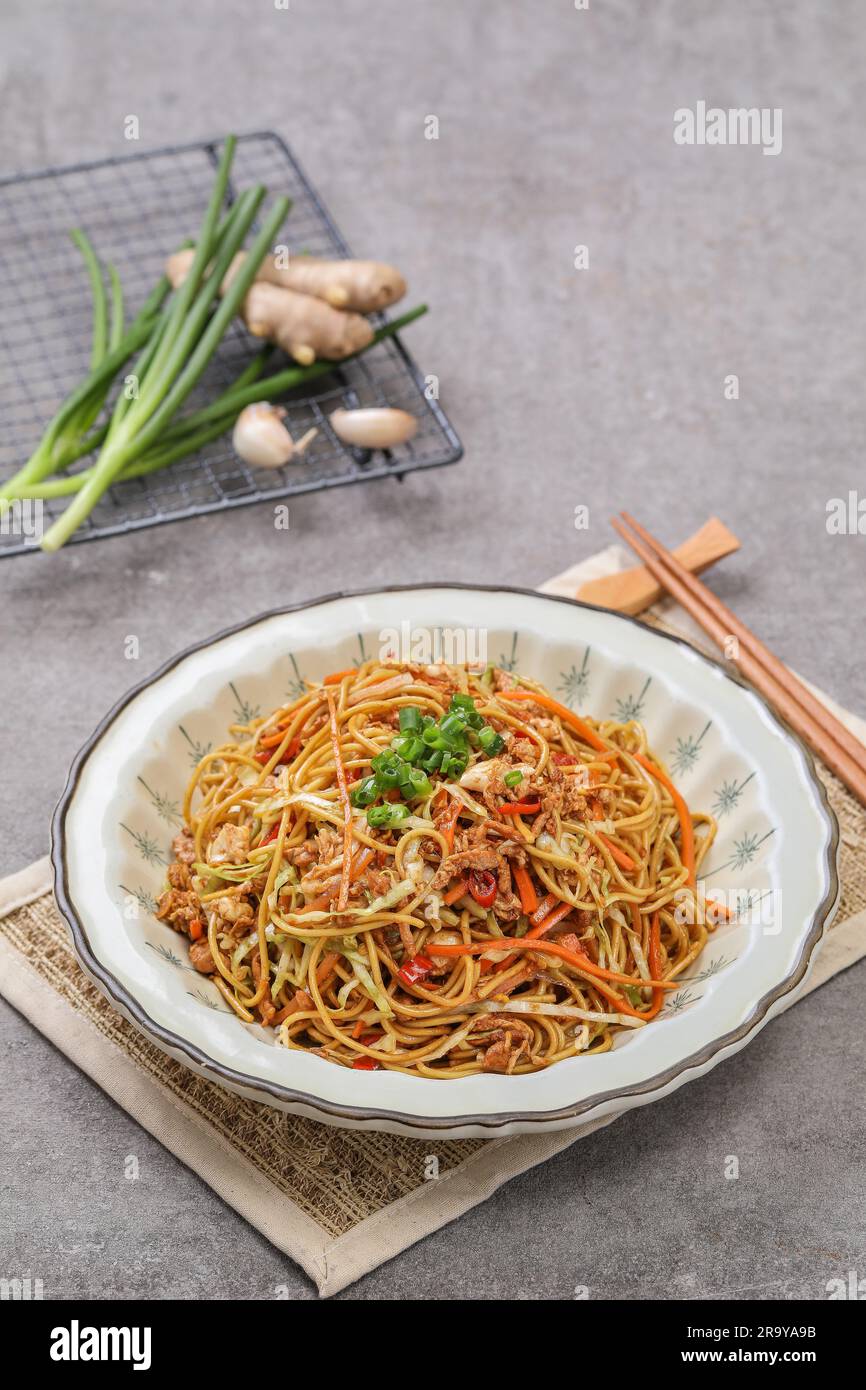 stirfry Vermicelli Rice Noodles Cantonese Style in Casserole Stock Photo Alamy