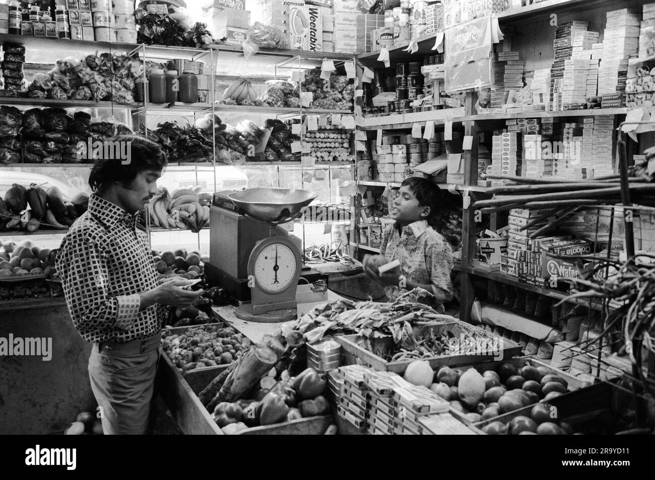 Asian family corner shop hi-res stock photography and images - Alamy