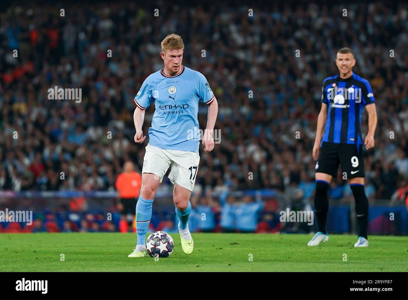 Istanbul, Turkey. 10th June, 2023. Kevin De Bruyne (17 Manchester City) controls the ball during the UEFA Champions League Final between Manchester City FC and FC Internazionale at Atatürk Olympic Stadium in Istanbul, Turkey. (Daniela Porcelli/SPP) Credit: SPP Sport Press Photo. /Alamy Live News Stock Photo