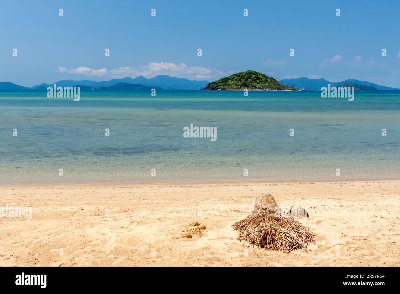 Daytime sky paradise island beach hi-res stock photography and images ...
