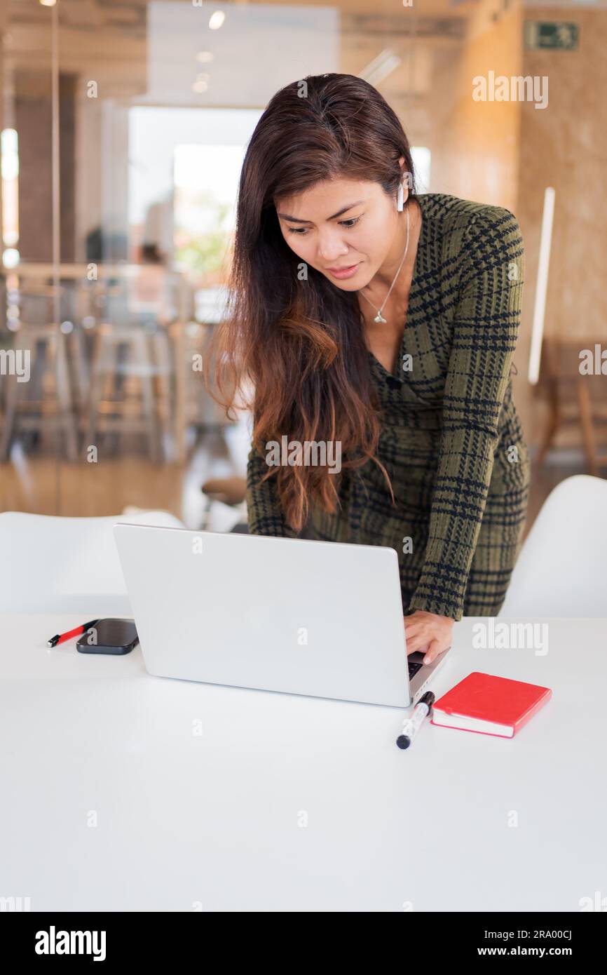 Browsing workspace hi-res stock photography and images - Alamy