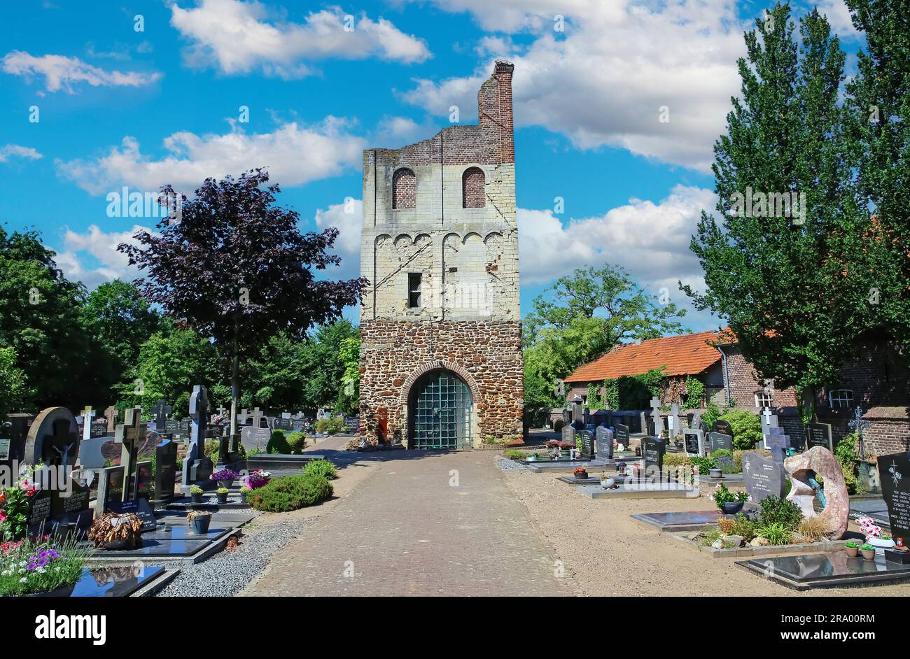 Oud Bergen (Limburg), Netherlands - Juin 9. 2023: Beautiful dutch cemetery with medieval old church tower ruin in summer Stock Photo