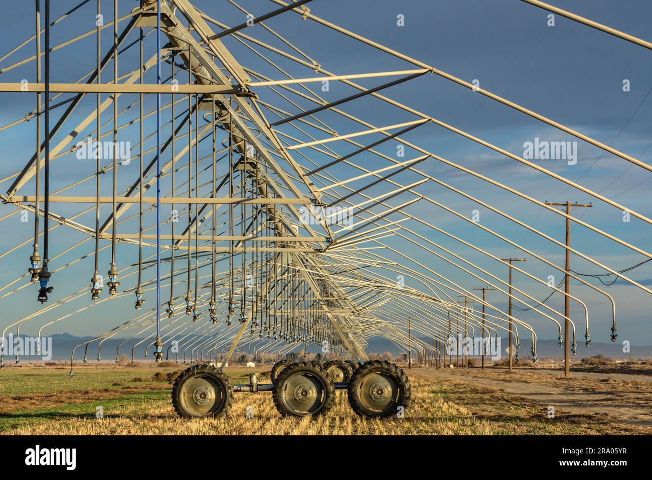 A center-pivot irrigation system in Southern California's Antelope ...