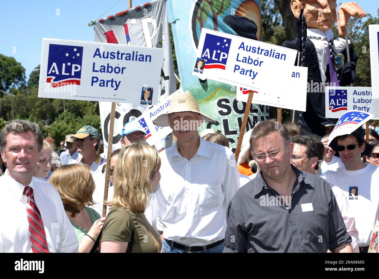 Peter Garrett, Labor Party minister and vocalist with politically motivated rock group Midnight Oil, leads the ‘Walk Against Warming’ protest in Sydney to alert politicians to community concerns over climate change, two weeks before the national election being held on November 24th. Sydney, Australia. 11.11.07. Stock Photo