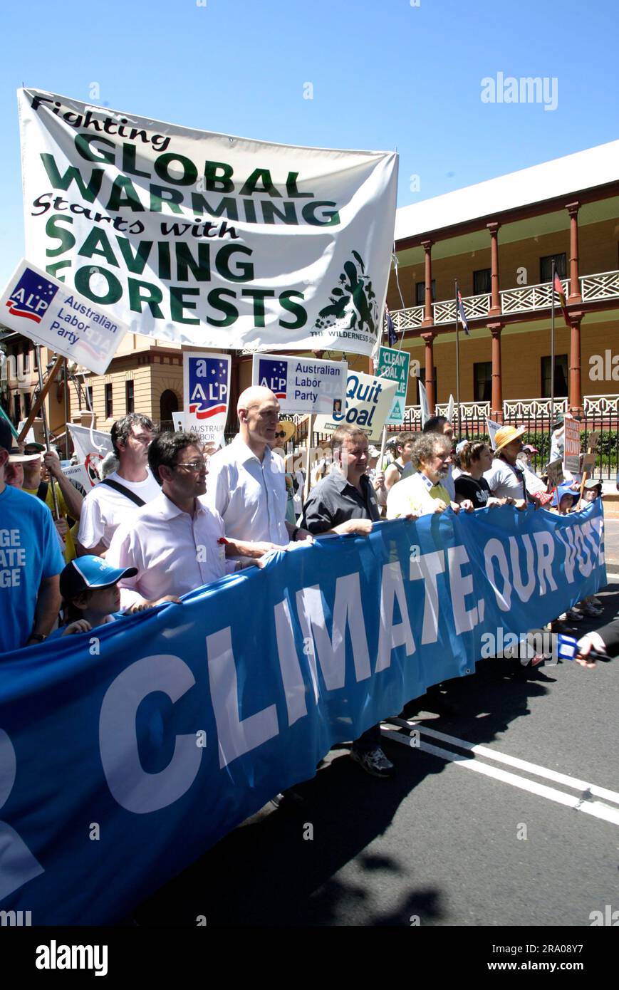 Peter Garrett, Labor Party minister and vocalist with politically motivated rock group Midnight Oil, leads the ‘Walk Against Warming’ protest in Sydney to alert politicians to community concerns over climate change, two weeks before the national election being held on November 24th. Sydney, Australia. 11.11.07. Stock Photo