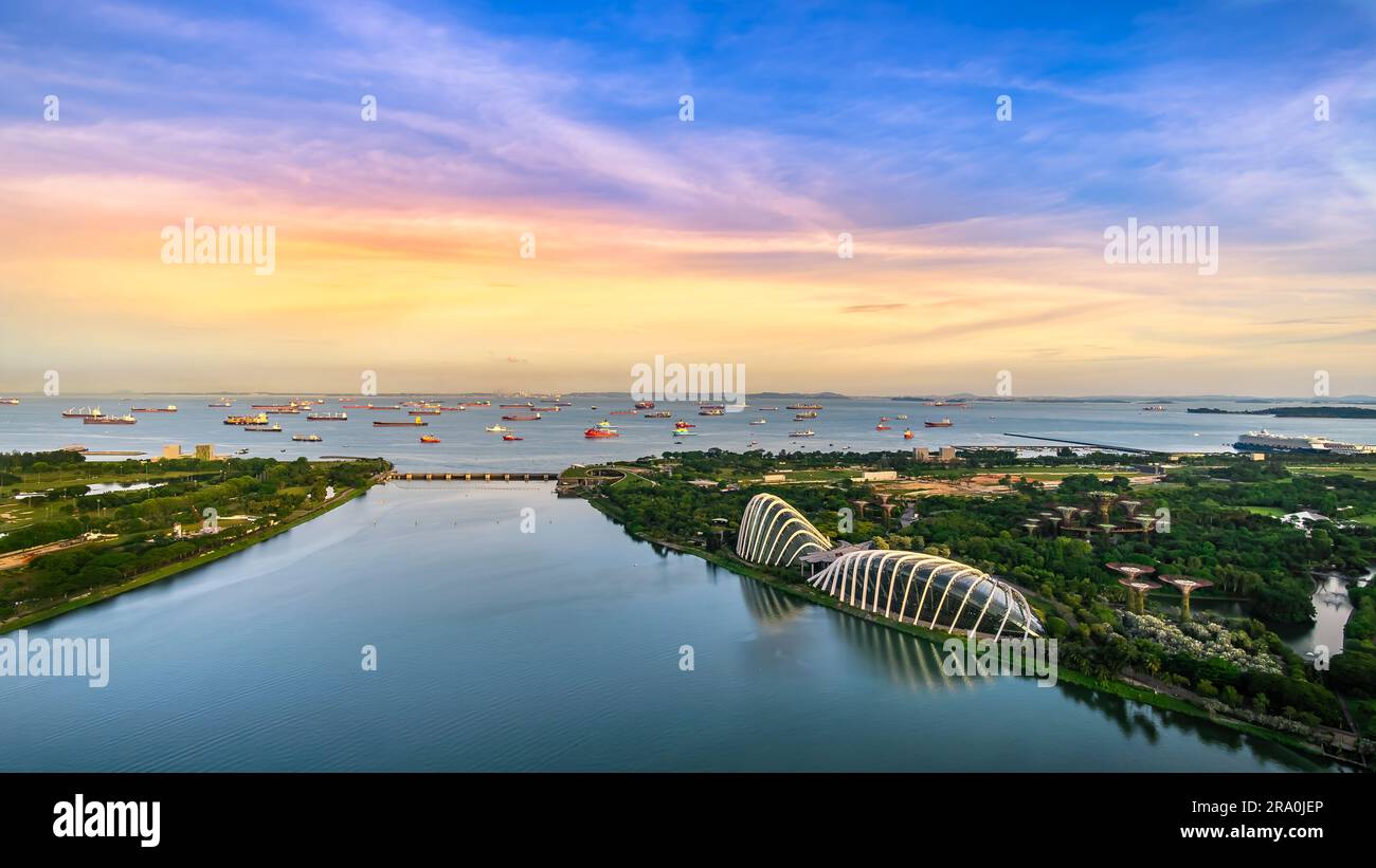 Aerial view of sunset dusk at Singapore Marina Bay city skyline Stock ...