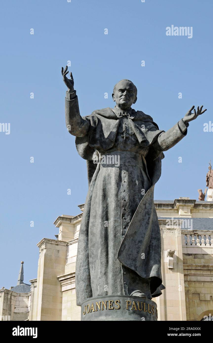 Monument to Pope John Paul II in front of the Almudena Cathedral, Catedral nuestra Senora la Almuna, Catedral la Almuna, Santa Maria la Real La Stock Photo