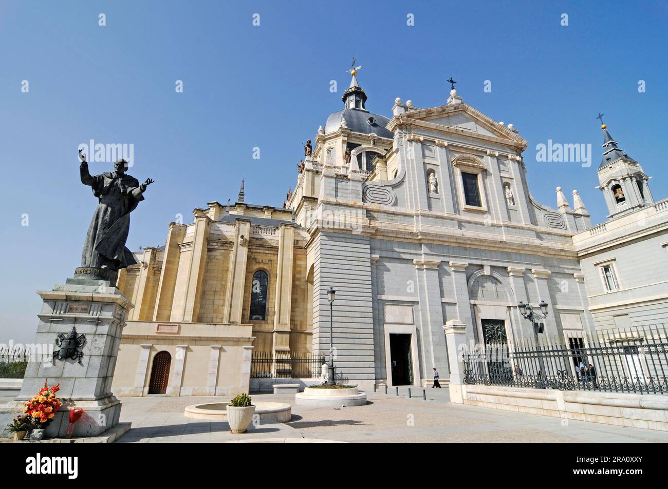 Monument to Pope John Paul II in front of the Almudena Cathedral, Catedral nuestra Senora la Almuna, Catedral la Almuna, Santa Maria la Real La Stock Photo